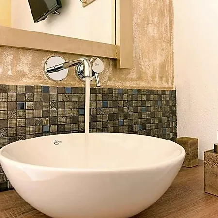 Onar Rooms&studios Perissa (Santorini)