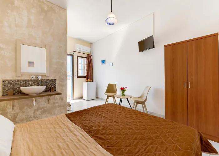 Onar & Apartment Perissa (Santorini)