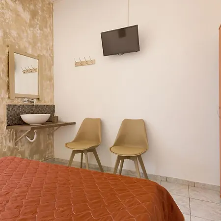 Onar & Aparthotel Perissa (Santorini)